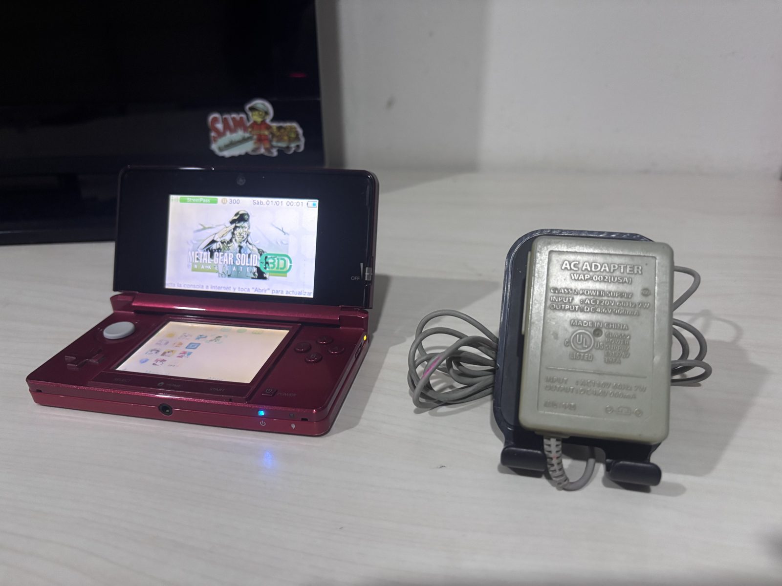 Nintendo 3DS Roja + Cargador Original (sin lápiz)